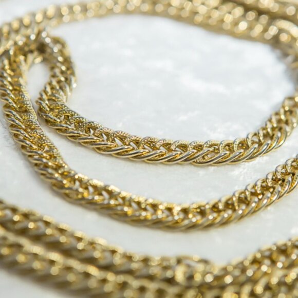VINTAGE DOUBLE CURB Chain Gold Tone Necklace with hammered links - Picture 5 of 5